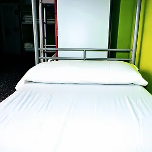 https://feetup-yellow-nest-hostel-barcelona.top-hotels-tarragona.com